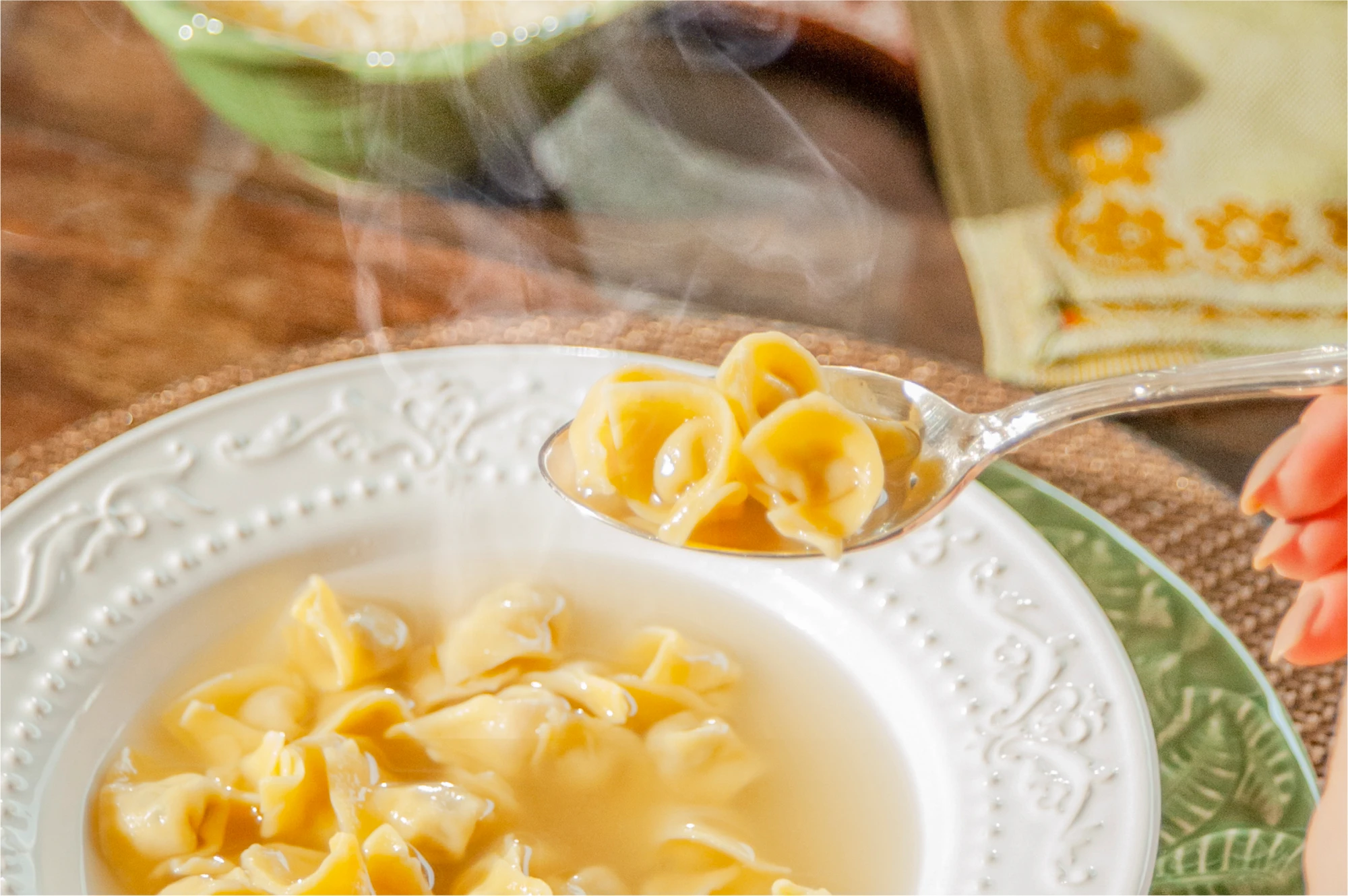 Cappelletti em caldo quente servidos na colher